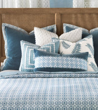 Load image into Gallery viewer, 0901/1 LAKE/WHITE BLOCK PRINT LOOK COASTAL LIVING COUNTRY STYLE LIGHT BLUES COTTON
